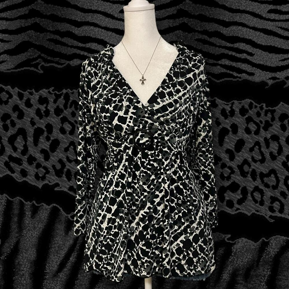 abstract gathered waist with circular buckle accent blouse
